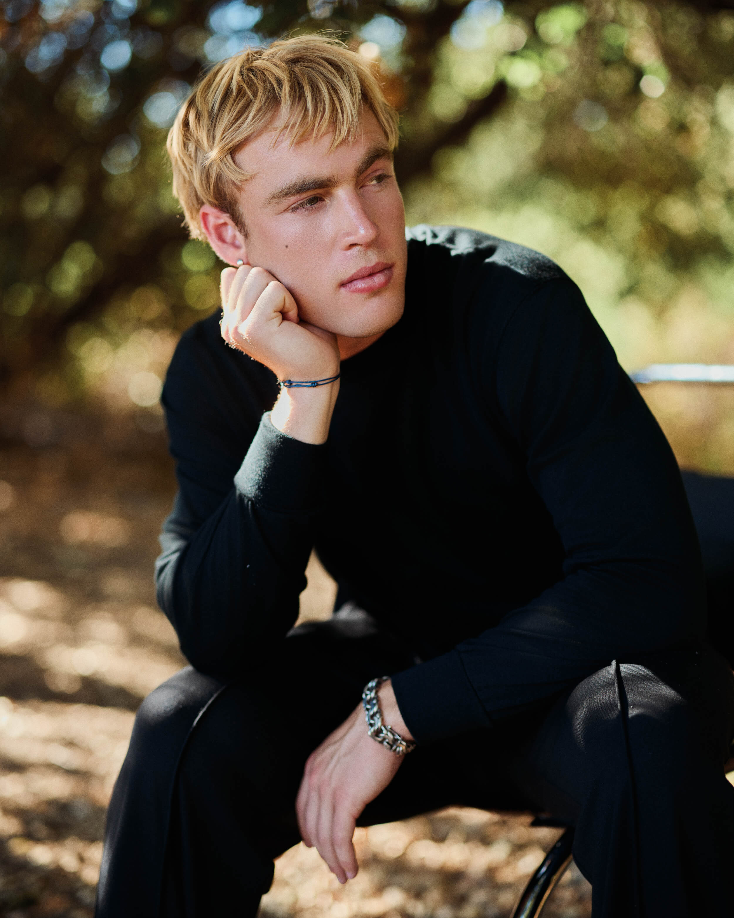 Nichols_black_chairlifestyle.jpg